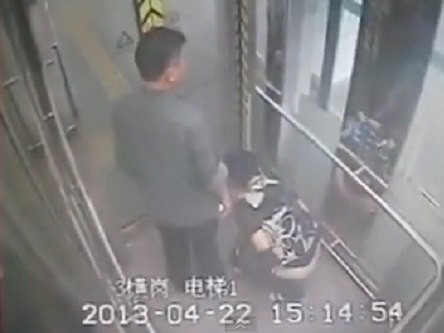 Clip 'vợ chồng TQ đi bậy trong thang máy' gây sốc Clip 'vợ chồng TQ đi bậy trong thang máy' gây sốc