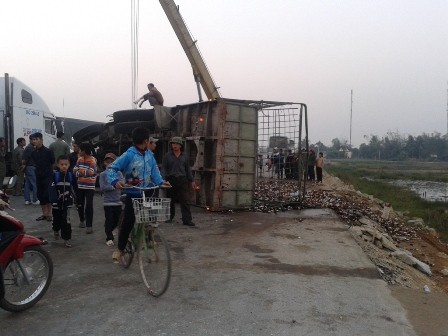 Lật xe chở bia, người dân giúp tài xế nhặt lại hàng Lật xe chở bia, người dân giúp tài xế nhặt lại hàng