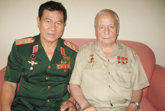 30 năm chuyến bay Việt - Xô vào vũ trụ Lưỡng quốc anh hùng Phạm Tuân (trái) và tam quốc anh hùng Gorbatco tại khách sạn Melia (Hà Nội) chiều 22-7. Ảnh: Hải Hà