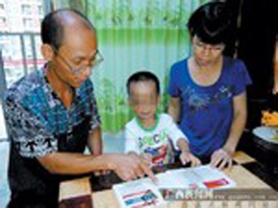 'Tiều thần đồng' hơn hai tuổi biết 190 quốc kỳ 'Tiều thần đồng' hơn hai tuổi biết 190 quốc kỳ