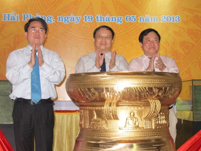 Tặng trống đồng Tặng trống đồng