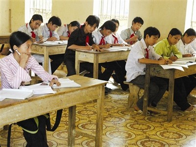 Hà Nội hoãn tăng học phí Học phí tăng sẽ ảnh hưởng lớn đến các gia đình thu nhập thấp cả trong nội và ngoại thành
