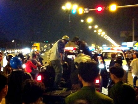 Cảnh sát nổ súng bắt băng cướp trên xa lộ Cảnh sát nổ súng bắt băng cướp trên xa lộ
