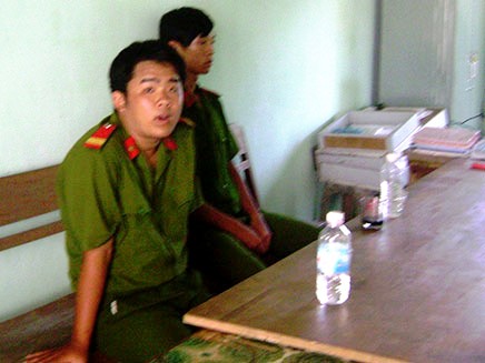 Tạm giữ MC truyền hình nhập vai công an MC Lê Thoại Kỳ (trái) và Phan Nguyễn Hoài Nam tại cơ quan Công an xã An Hòa, huyện Tuy An - Phú Yên