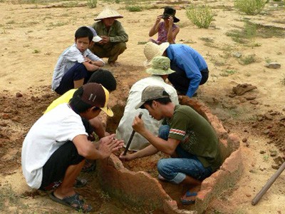 Phát hiện khu di tích lò - mộ tại Phú Yên Các nhà khảo cổ đang khai quật di tích đất nung