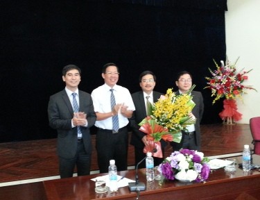 Bổ nhiệm Phó Tổng biên tập báo Tiền Phong Nhà báo Vũ Tiến (thứ hai từ phái sang) nhận quyết định
làm PTBT báo Tiền Phong và hoa chúc mừng