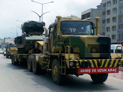 Thổ Nhĩ Kỳ triển khai tên lửa đất đối không tại biên giới Syria Đoàn xe chở các khẩu đội tên lửa hôm 28-8 tại Hatay, biên giới với Syria
