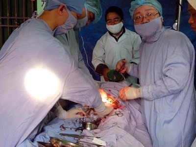 Bác sĩ đến tận nhà phẫu thuật bệnh nhân mất 3 lít máu Bác sĩ đến tận nhà phẫu thuật bệnh nhân mất 3 lít máu