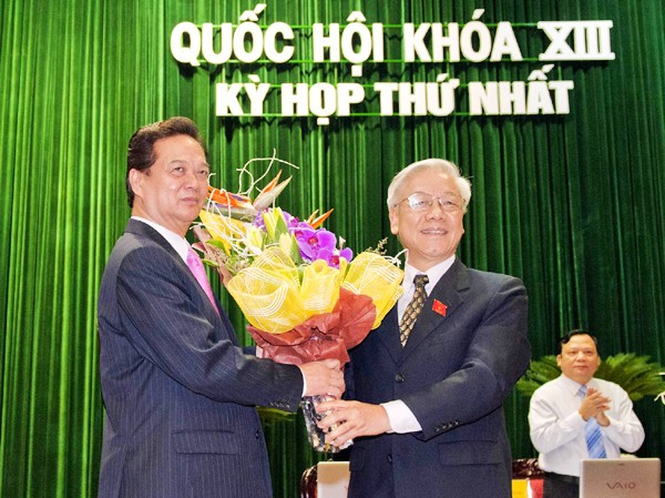 Tuần này, ra mắt Chính phủ mới Tổng Bí thư Nguyễn Phú Trọng tặng hoa chúc mừng Thủ tướng Nguyễn Tấn Dũng tái đắc cử