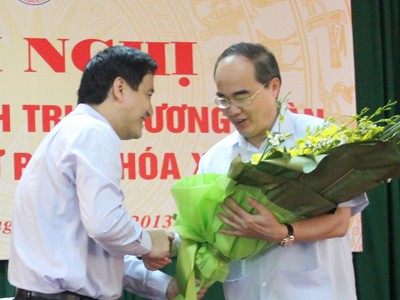 Sẽ tổ chức lấy phiếu tín nhiệm trong toàn Đoàn Bí thư thứ nhất T.Ư Đoàn Nguyễn Đắc Vinh tặng hoa Phó Thủ tướng Nguyễn Thiện Nhân Anh: hoàng long