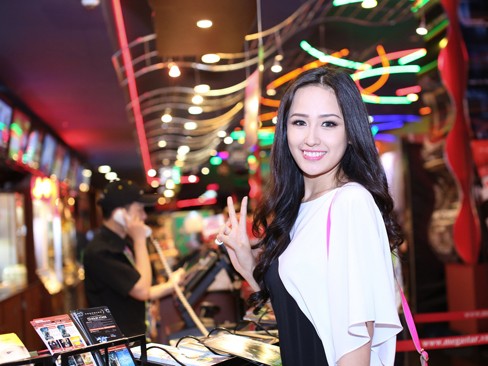 Mai Phương Thúy đẹp giản dị trong ngày tri ân thầy cô Mai Phương Thúy đẹp giản dị trong ngày tri ân thầy cô