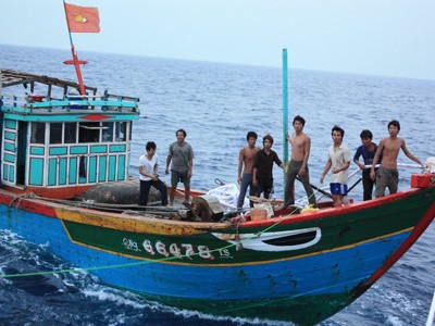Nhiều tàu thuyền chìm vì ảnh hưởng siêu bão Haiyan Nhiều tàu thuyền chìm vì ảnh hưởng siêu bão Haiyan