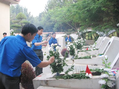 Tuổi trẻ tri ân các anh hùng, liệt sỹ Tuổi trẻ đoàn khối các cơ quan T.Ư tri ân anh hùng liệt sỹ tại Hà Tĩnh