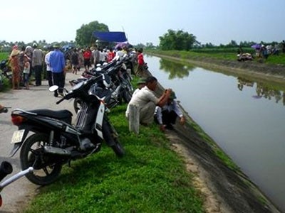 Nghi án thiếu phụ bị cướp trang sức, ném xác xuống sông Nghi án thiếu phụ bị cướp trang sức, ném xác xuống sông