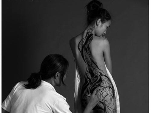 Cô gái sẵn sàng cởi đồ vì body painting Cô gái sẵn sàng cởi đồ vì body painting