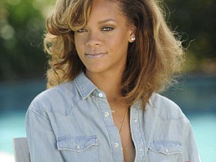 Rihanna ăn mặc kín đáo ở London sau khi bị cảnh cáo Rihanna ăn mặc kín đáo ở London sau khi bị cảnh cáo