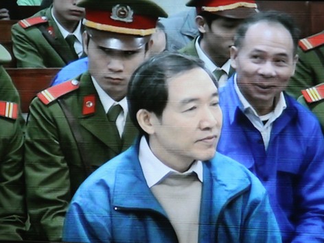 Bị cáo Mai Văn Phúc nhoẻn cười lúc chờ tuyên án Bị cáo Mai Văn Phúc nhoẻn cười lúc chờ tuyên án