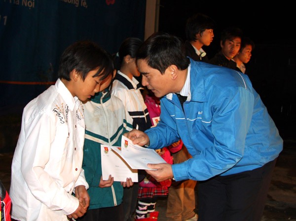 Tình nguyện mùa đông Chăm lo cho trẻ em nghèo là một trong những hoạt động được Đoàn quan tâm