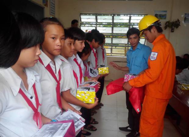 Nhiệt huyết, sáng tạo và sinh động Nhân viên công ty Điện lực Kiên Giang tặng quà lồng ghép tuyên truyền tiết kiệm điện cho học sinh