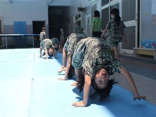 Choáng với màn nhào lộn của trẻ mẫu giáo Trẻ mẫu giáo của trường Albert có thể thực hiện các bài tập mà lính thủy quân lục chiến còn thấy khó