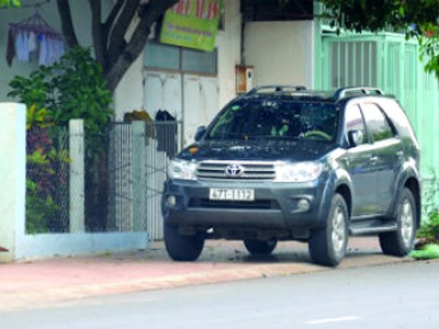 Nguyên cán bộ CSHS ngang nhiên đi xe tạm giữ của dân? Chiếc xe ô tô hiệu Toyota mang biển số 47T-1112 do bà Thủy đứng tên