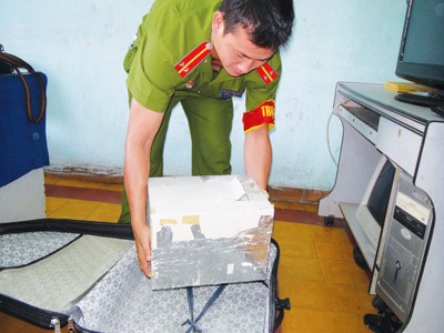 Doanh nhân mắc bẫy nhận thừa kế hàng triệu đôla Công an thu giữ hộp đựng tiền thừa kế “hàng triệu USD” chỉ là giấy