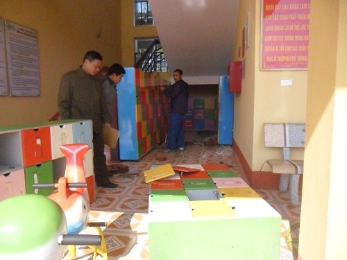 Bé 3 tuổi bị tủ đồ trường mầm non đè chết Bé 3 tuổi bị tủ đồ trường mầm non đè chết