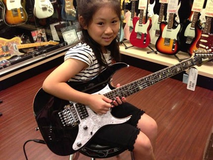 Cô bé 8 tuổi đáng yêu đánh guitar cực đỉnh Cô bé 8 tuổi đáng yêu đánh guitar cực đỉnh