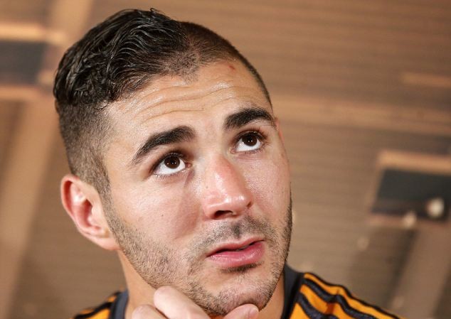 Mái tóc lạ của Benzema làm lu mờ Bale tại lễ ra mắt áo đấu Real Mái tóc lạ của Benzema làm lu mờ Bale tại lễ ra mắt áo đấu Real