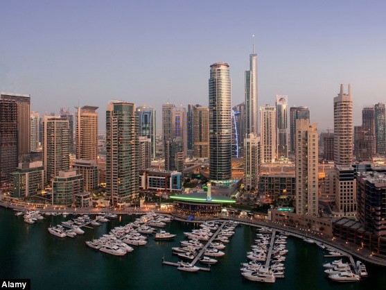 Đi tù vì... trình báo bị cưỡng hiếp Theo luật pháp của UAE, kẻ cưỡng hiếp chỉ bị kết tội nếu hắn tự thú hoặc có bốn người đàn ông Hồi giáo trưởng thành làm chứng.