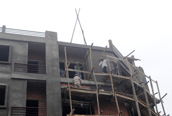 Bộ Xây dựng kiểm tra trật tự xây dựng tại Hà Nội Công nhân xây dựng tại các công trường vẫn đang chạy đua để kịp tiến độ trước Tết. Ảnh: Tuấn Nguyễn