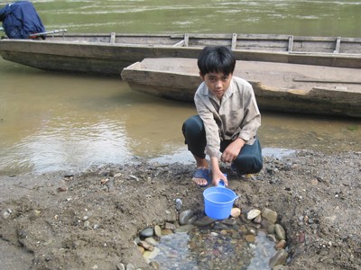 Quay quắt giữa nắng cháy và khô hạn Học sinh phải lắng nước cợn để dùng sinh hoạt