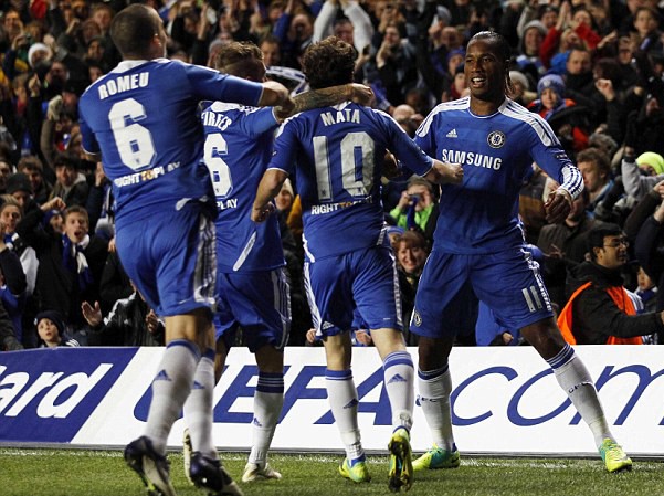 Chelsea vượt khó giành ngôi đầu Chelsea vượt khó giành ngôi đầu