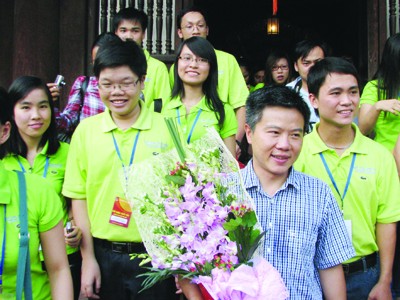 GS Ngô Bảo Châu giao lưu với Thủ khoa Hà Nội Thủ khoa xuất sắc chụp ảnh cùng GS Ngô Bảo Châu