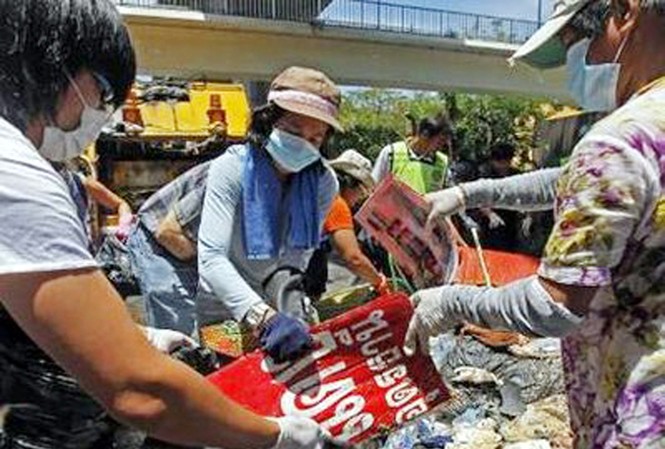 Thái Lan không bầu cử trước hạn khi bạo lực chưa chấm dứt Những người tình nguyện tham gia dọn dẹp con đường từng bị phe áo đỏ chiếm giữ trong nhiều ngày qua tại thủ đô Bangkok