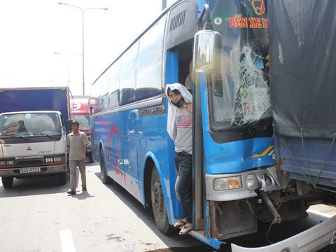 Xe khách mất phanh, đâm bốn ôtô dừng đèn đỏ Xe khách mất phanh, đâm bốn ôtô dừng đèn đỏ