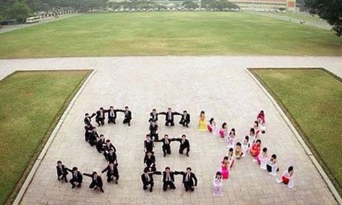 Sinh viên xếp chữ SEX ở di tích là phi văn hóa Sinh viên xếp chữ SEX ở di tích là phi văn hóa