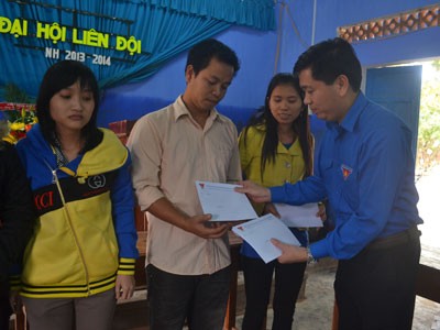 Trung ương Đoàn sẻ chia với giáo viên vùng lũ Trung ương Đoàn sẻ chia với giáo viên vùng lũ