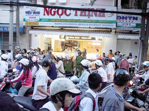 Nữ sinh bị giết giữa phố nghi do quan hệ đồng tính Hiện trường vụ án mạng trước hiệu vàng Ngọc Thịnh. Ảnh: Đà Nẵng Online