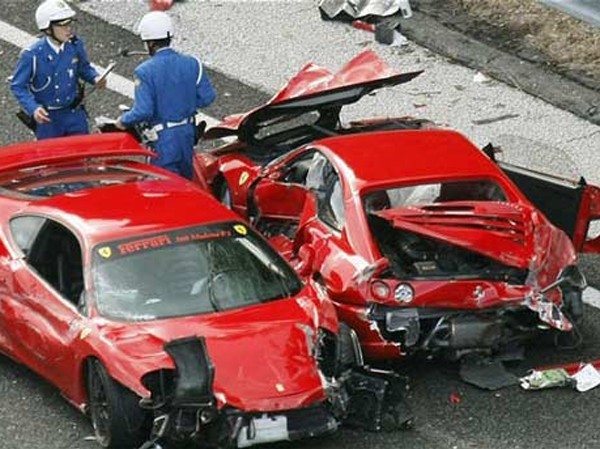 Siêu xe đâm nhau liên hoàn trên đường cao tốc Siêu xe đâm nhau liên hoàn trên đường cao tốc