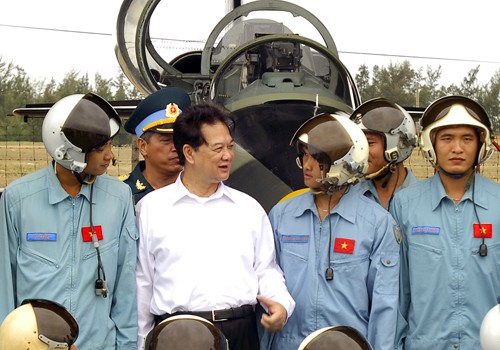 Thủ tướng thăm nơi đào tạo hàng ngàn phi công Việt Thủ tướng thăm nơi đào tạo hàng ngàn phi công Việt