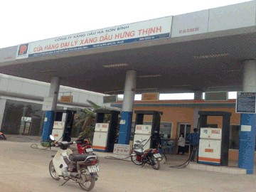 Chủ cửa hàng giải thích việc bán xăng pha nước lã cửa hàng xăng dầu Hưng Thịnh. Ảnh: VietNamNet