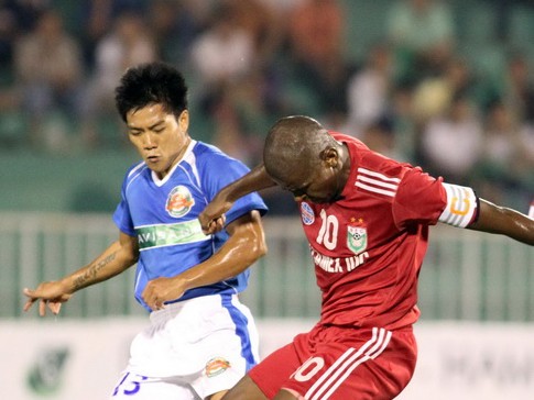 Tuyển ngoại binh ở V-League: Đánh bạc với “cò” Không phải đội bóng nào cũng may mắn như B.BD khi lấy được một ngoại binh
vừa có tài vừa có đức như Philani (phải)