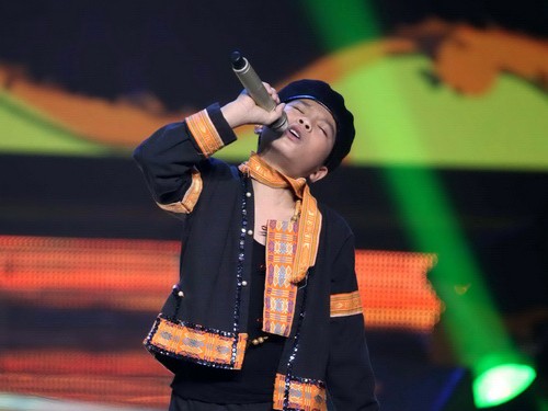 Giọng hát Việt nhí: Cậu bé 12 tuổi 'lên đồng' với 'Chiếc khăn Piêu' Giọng hát Việt nhí: Cậu bé 12 tuổi 'lên đồng' với 'Chiếc khăn Piêu'