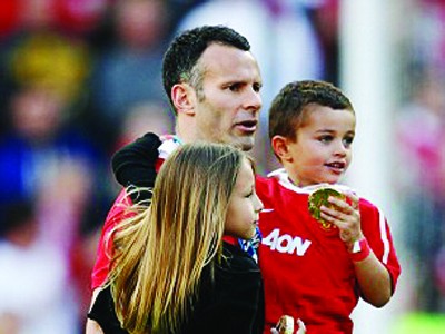 Barca tránh núi lửa, Giggs bị tố gạt tình Barca tránh núi lửa, Giggs bị tố gạt tình