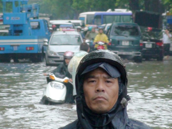 Giao thông hỗn loạn vì đường ngập Nhiều tuyến đường của Hà Nội bị ngập sâu trong nước sau cơn mưa. Ảnh: Minh Đức