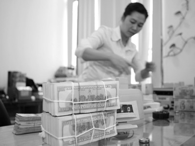 Lãi suất giảm: Dòng tiền chảy về đâu? Hạ lãi suất, doanh nghiệp, nhà đầu tư phản ứng gì? Ảnh: PV