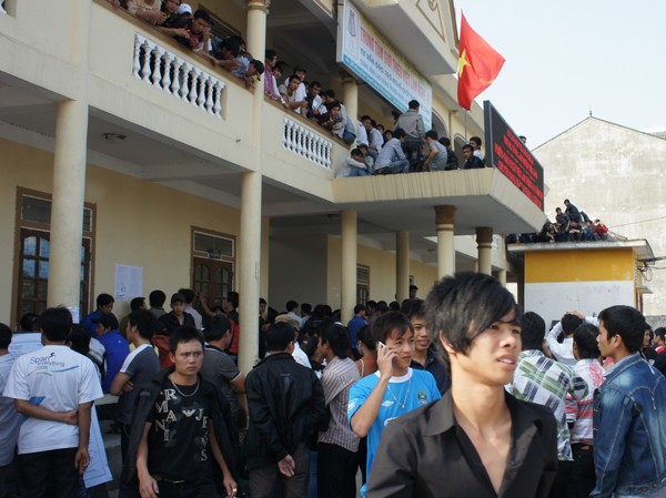 Lộ ra hàng loạt sai phạm ở Nghệ An Cảnh lộn xộn, chen lấn, xô đẩy khi lao động đăng ký kiểm tra tiếng Hàn tại Nghệ An. Ảnh: A. Khánh
