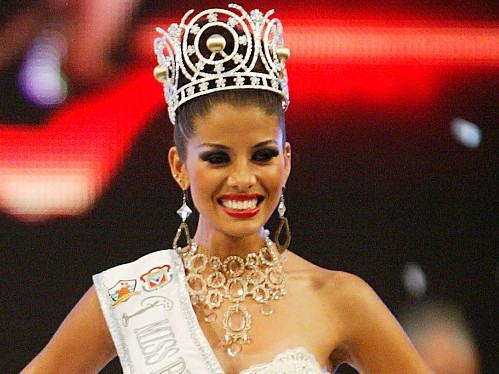 Miss Peru bị 'ném đá' vì kỳ thị người đồng tính Miss Peru bị 'ném đá' vì kỳ thị người đồng tính