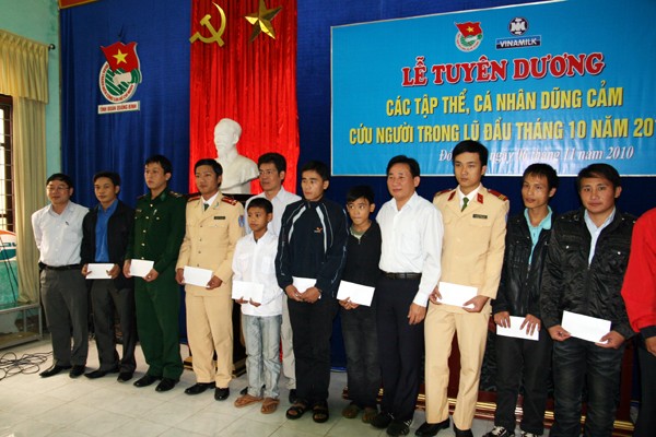 Tuyên dương thanh niên dũng cảm cứu người trong lũ Tuyên dương thanh niên dũng cảm cứu người trong lũ